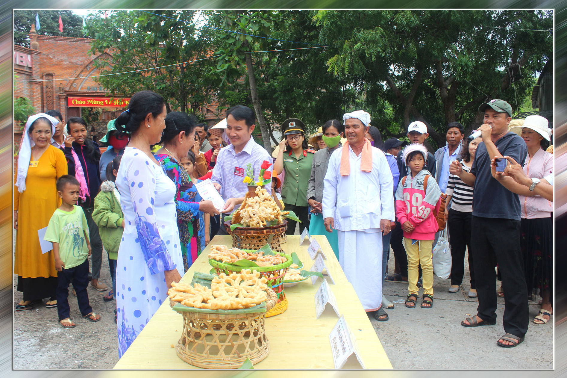 cac-cuoc-thi-nan-banh-gung-luon-thu-hut-dong-dao-du-khach-trong-dip-le-hoi-kate.-.jpg