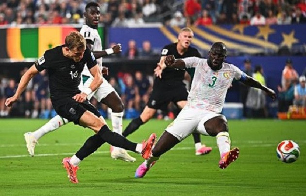 Kalidou Koulibaly thất vọng sau sai lầm dẫn đến bàn thua của Senegal.