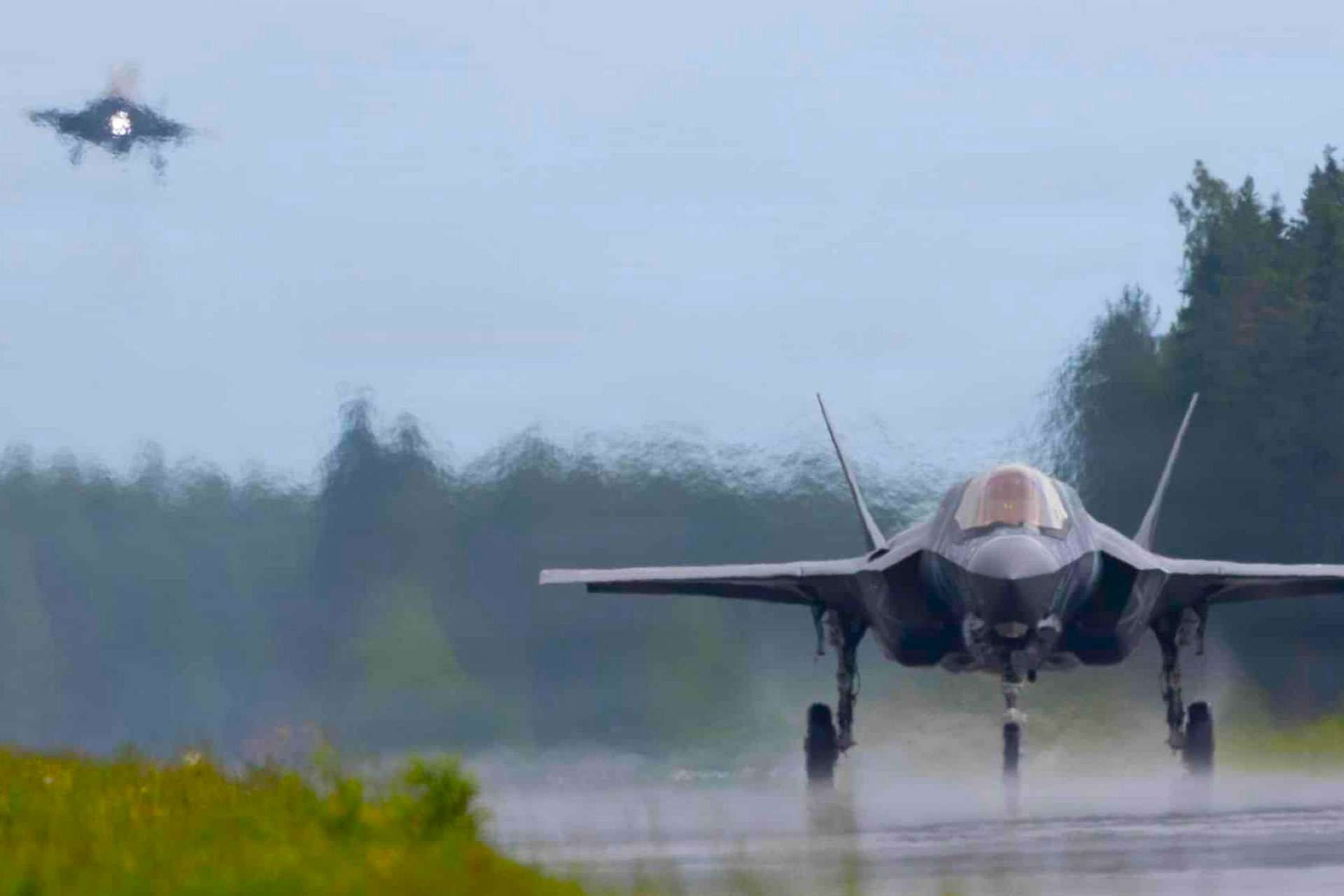 Tiêm kích F-35B thực hiện hạ cánh thẳng đứng trên mặt đường bộ tại Phần Lan.