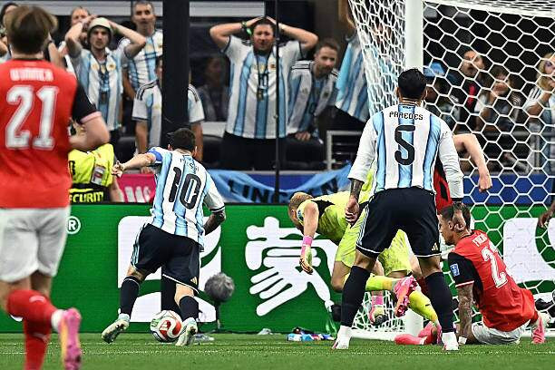 Tất cả các cầu thủ Argentina đứng dạt ra nhìn Messi tìm cách ghi bàn, sau khi đã chuyền cho anh thay vì sút