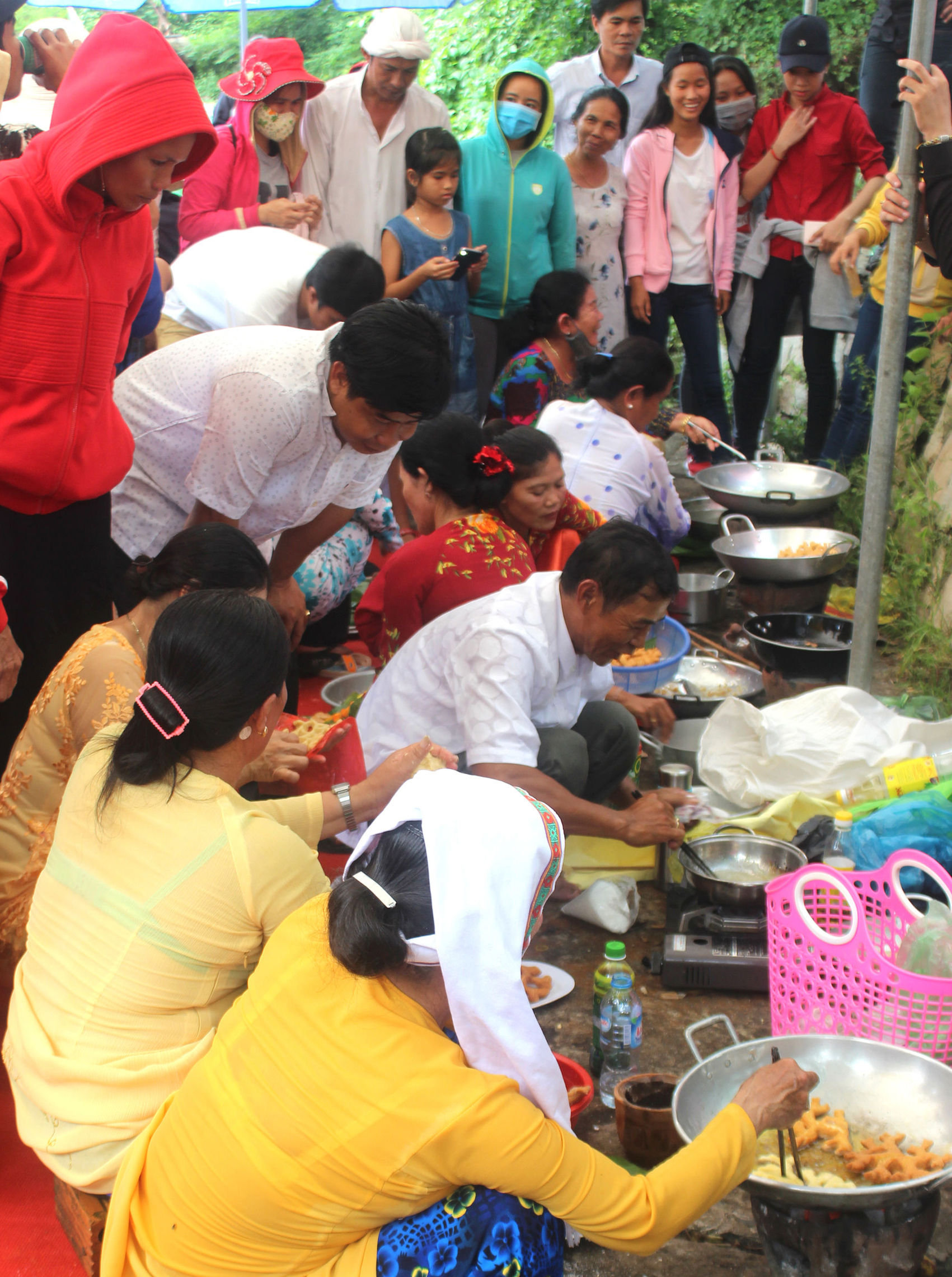 tai-khu-di-tich-thap-po-sah-inu-vao-moi-dip-le-hoi-ka-te-cac-nghe-nhan-tu-bac-binh-ham-thuan-ham-thuan-bac-thuong-duoc-moi-den-trinh-dien-ky-thuat-lam-banh-phuc-vu-khach-tham-quan-1-.jpg