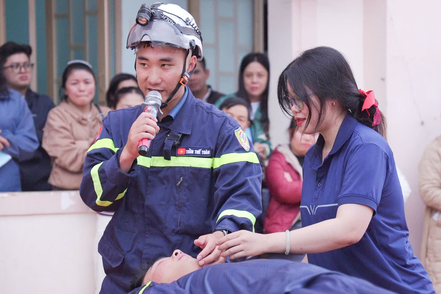 thuc-hanh-so-cap-cuu-nguoi-bi-nan-duoi-su-huong-dan-cua-luc-luong-canh-sat-pccc-va-cnch-anh-le-tien.jpg