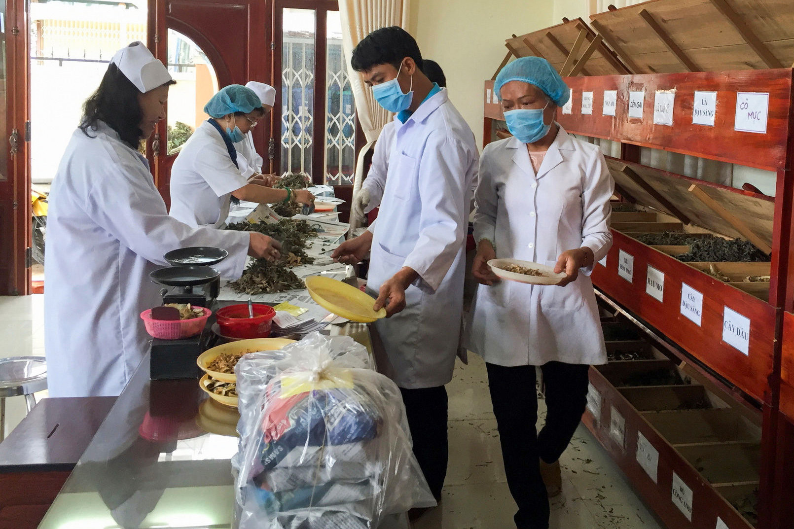 2-12-cap-phat-thuoc-mien-phi-cho-benh-nhan-tai-tue-tinh-duong-linh-quang-tp-da-lat-1-.jpg