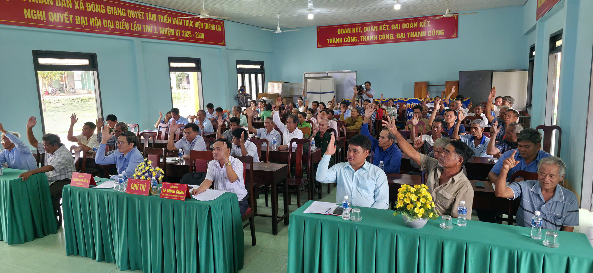 Bà con K'ho xã Đông Giang đồng thuận sắp xếp thôn (Hình 1)