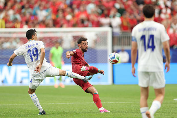 Bruno Fernandes điều tiết lối chơi và kiến tạo cho đồng đội ghi bàn.