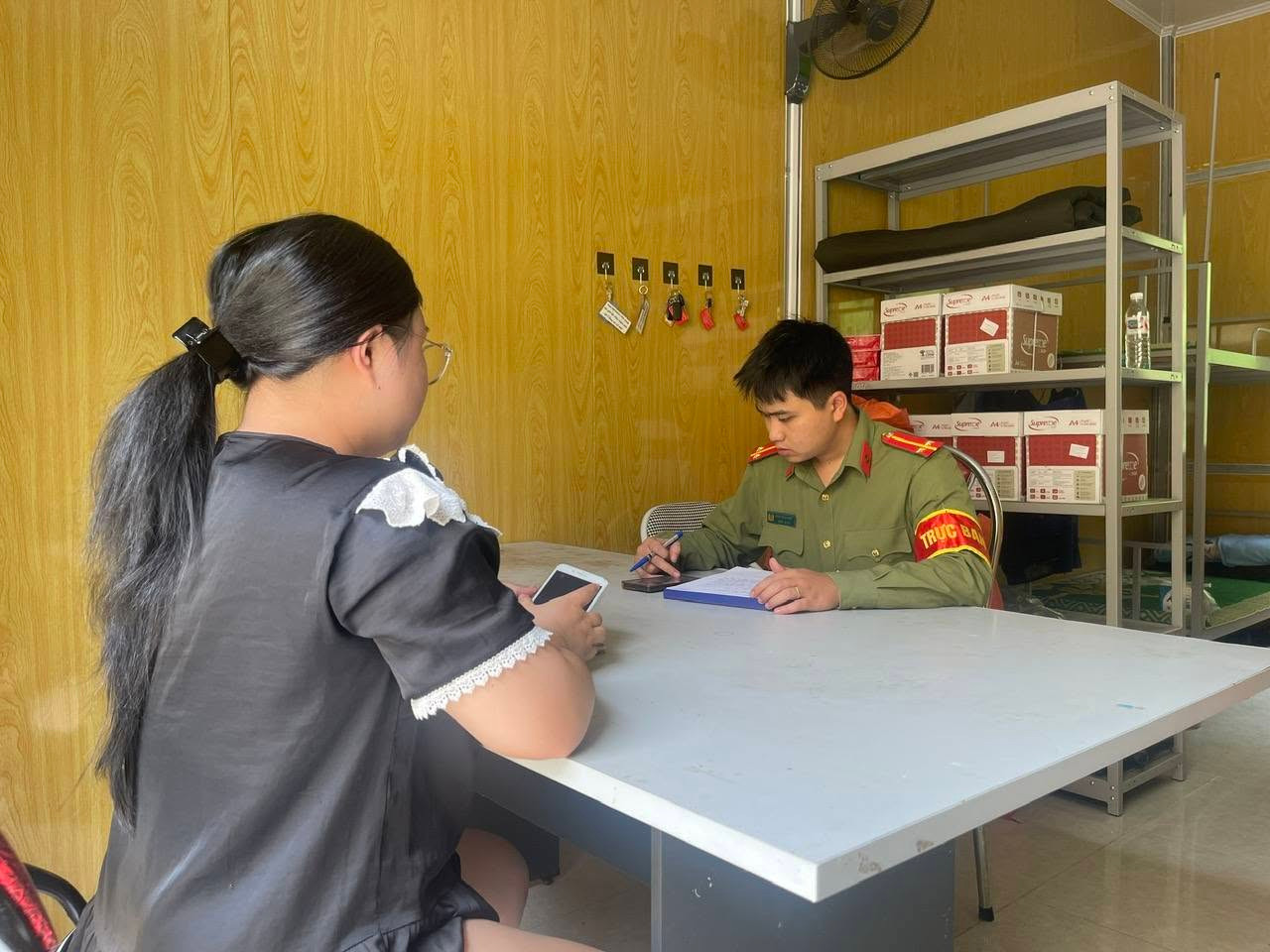 Công an xã Minh Khai phối hợp xác minh thông tin và tuyên truyền cảnh báo lừa đảo cho người dân.