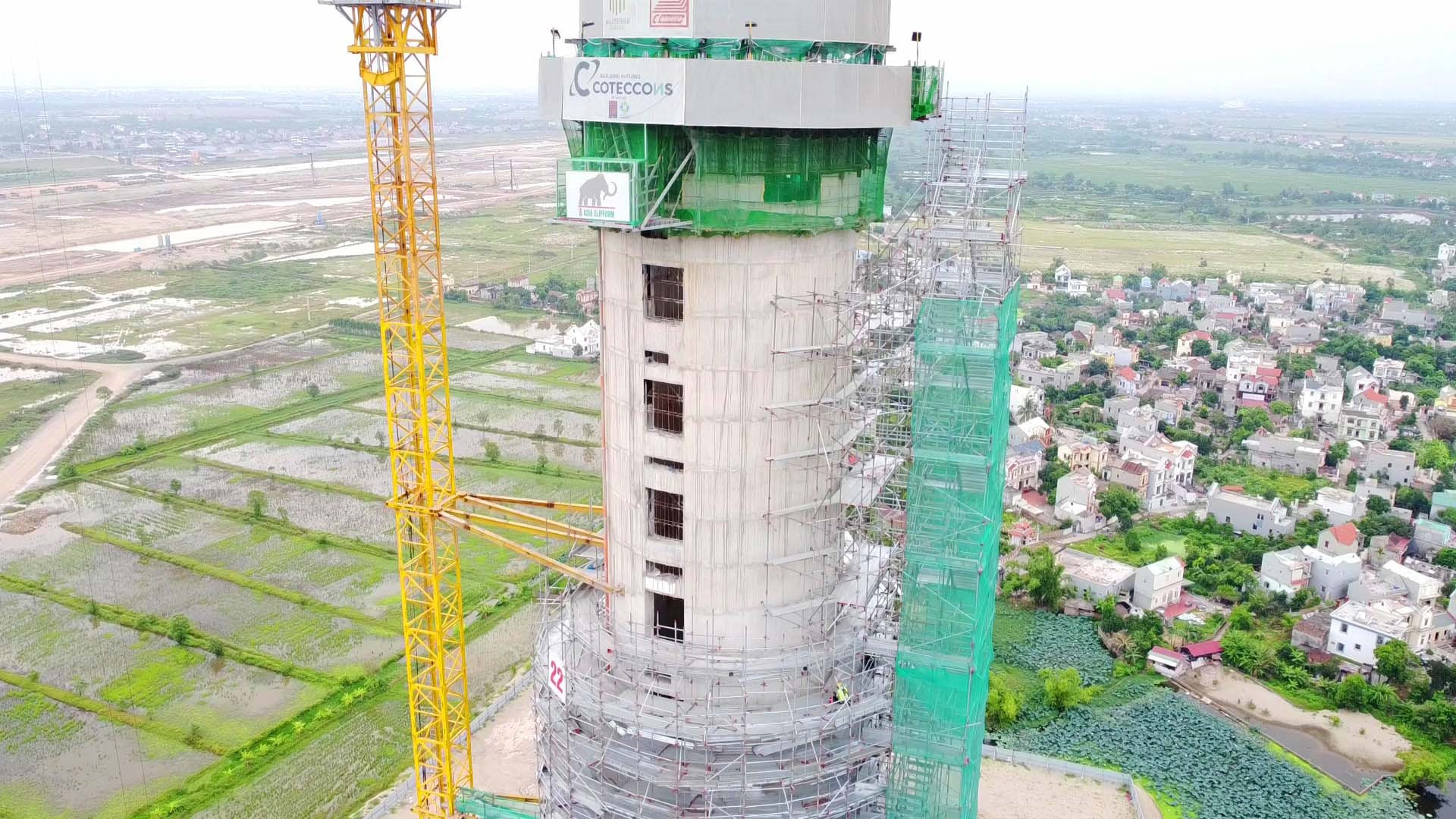 Tháp không lưu sân bay Gia Bình cao 127m đã cất nóc