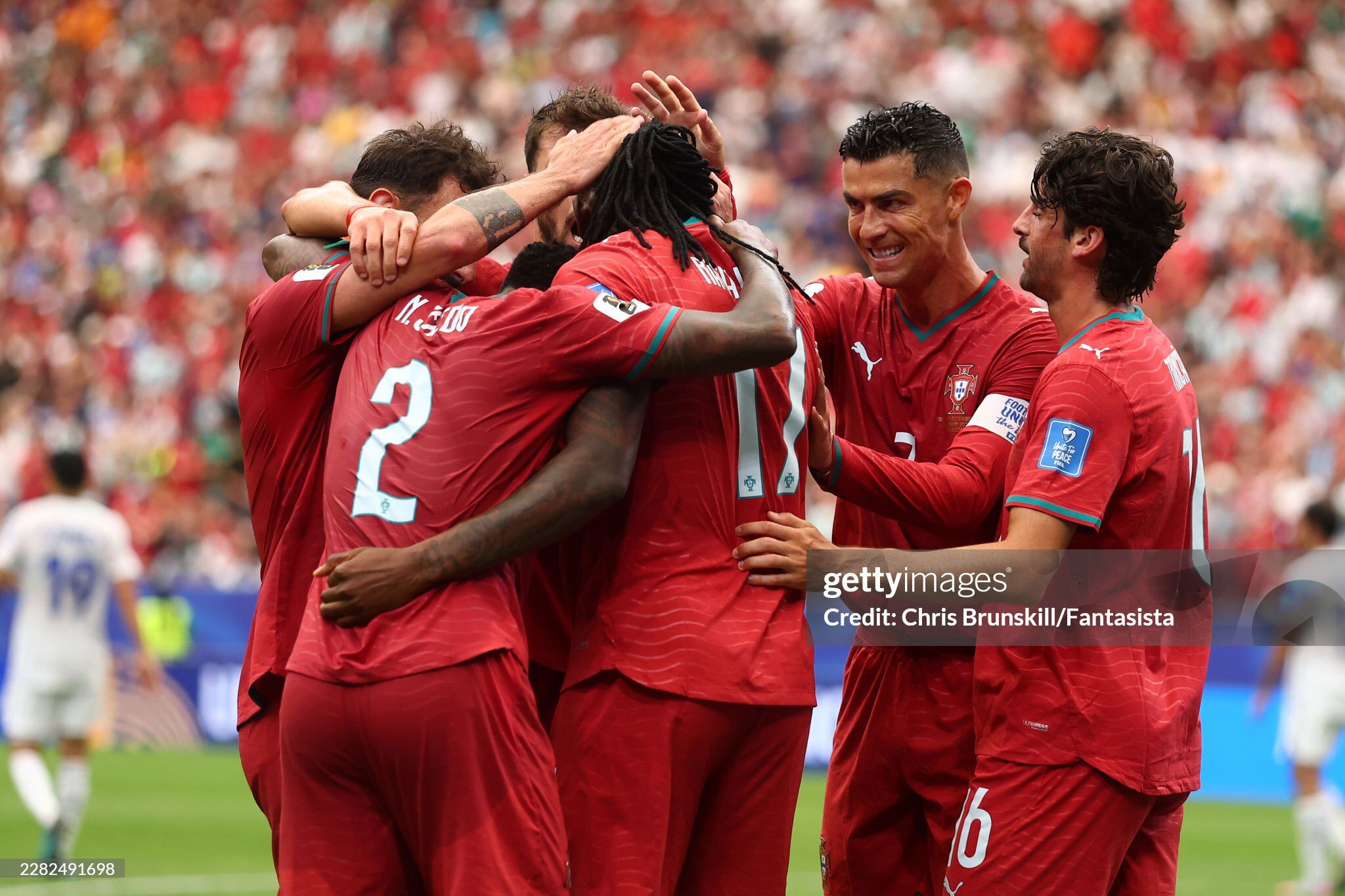 Cristiano Ronaldo ăn mừng cú đúp lịch sử vào lưới Uzbekistan