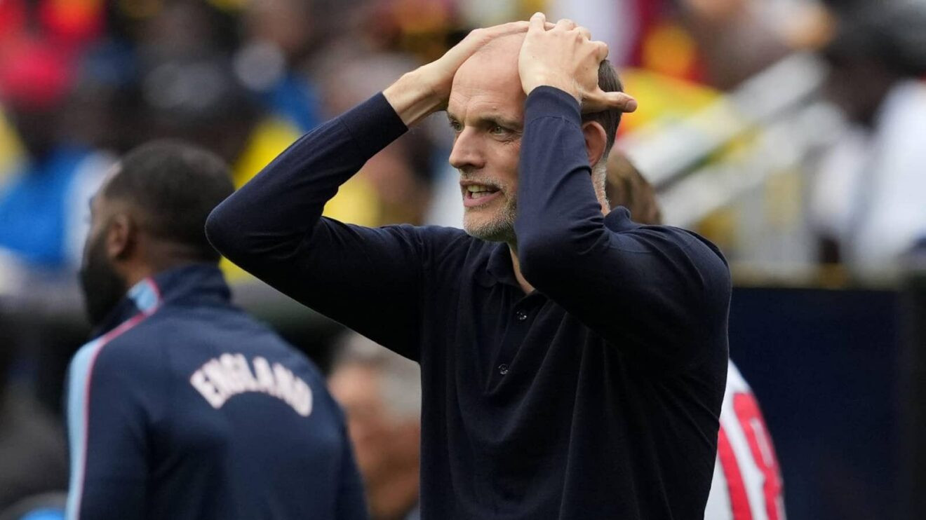 Huấn luyện viên Thomas Tuchel bất lực bên đường biên trong trận hòa Ghana.