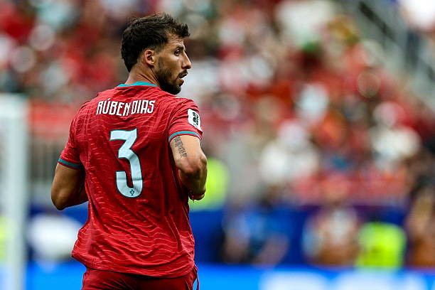 Ruben Dias chỉ huy hàng phòng ngự Bồ Đào Nha chắc chắn trước Uzbekistan.