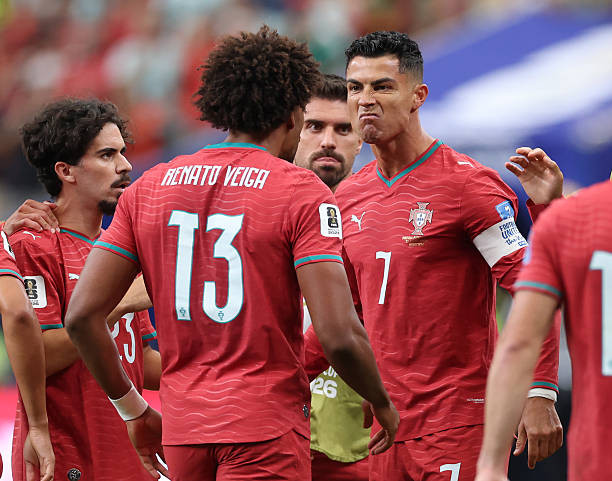 Cristiano Ronaldo ghi bàn mở tỷ số cho Bồ Đào Nha trong trận gặp Uzbekistan.