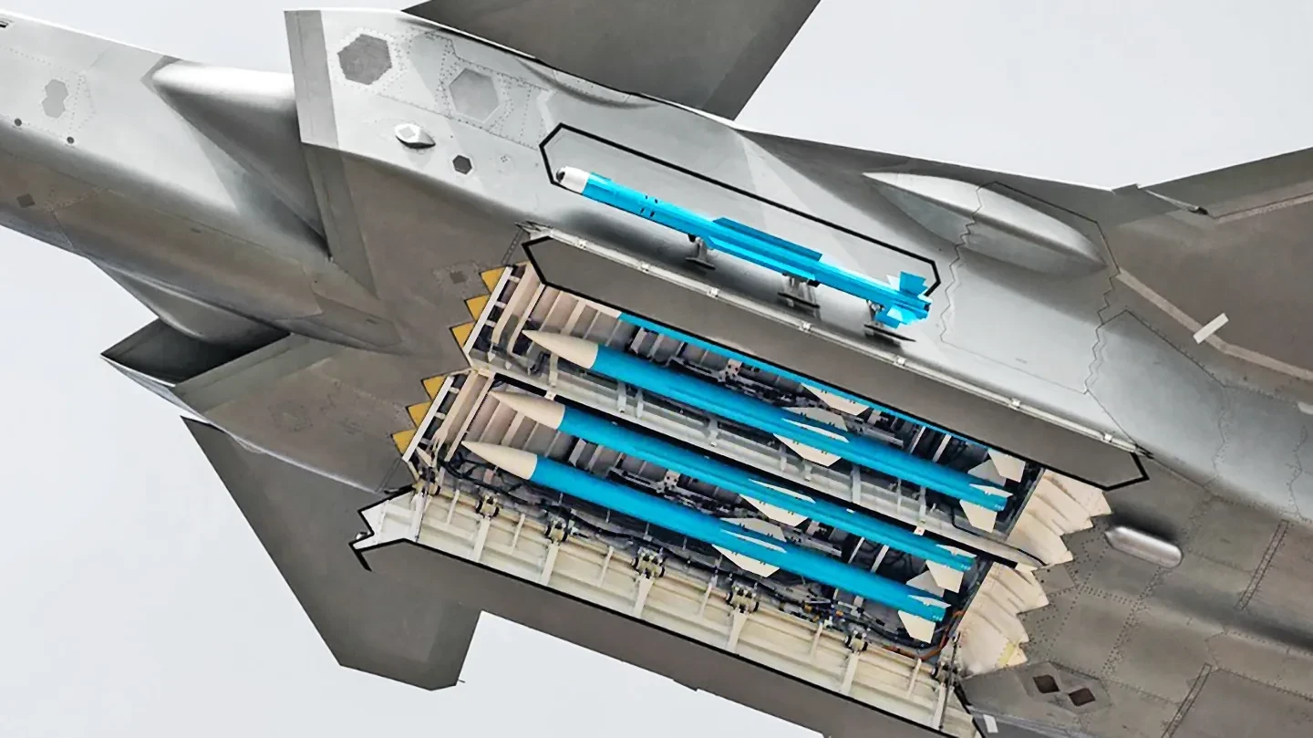 Tiêm kích J-20 mang tên lửa PL-15 trong khoang vũ khí