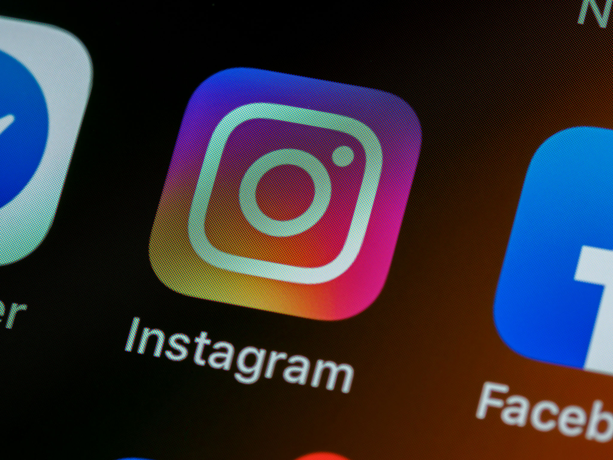 Logo Instagram trên màn hình điện thoại