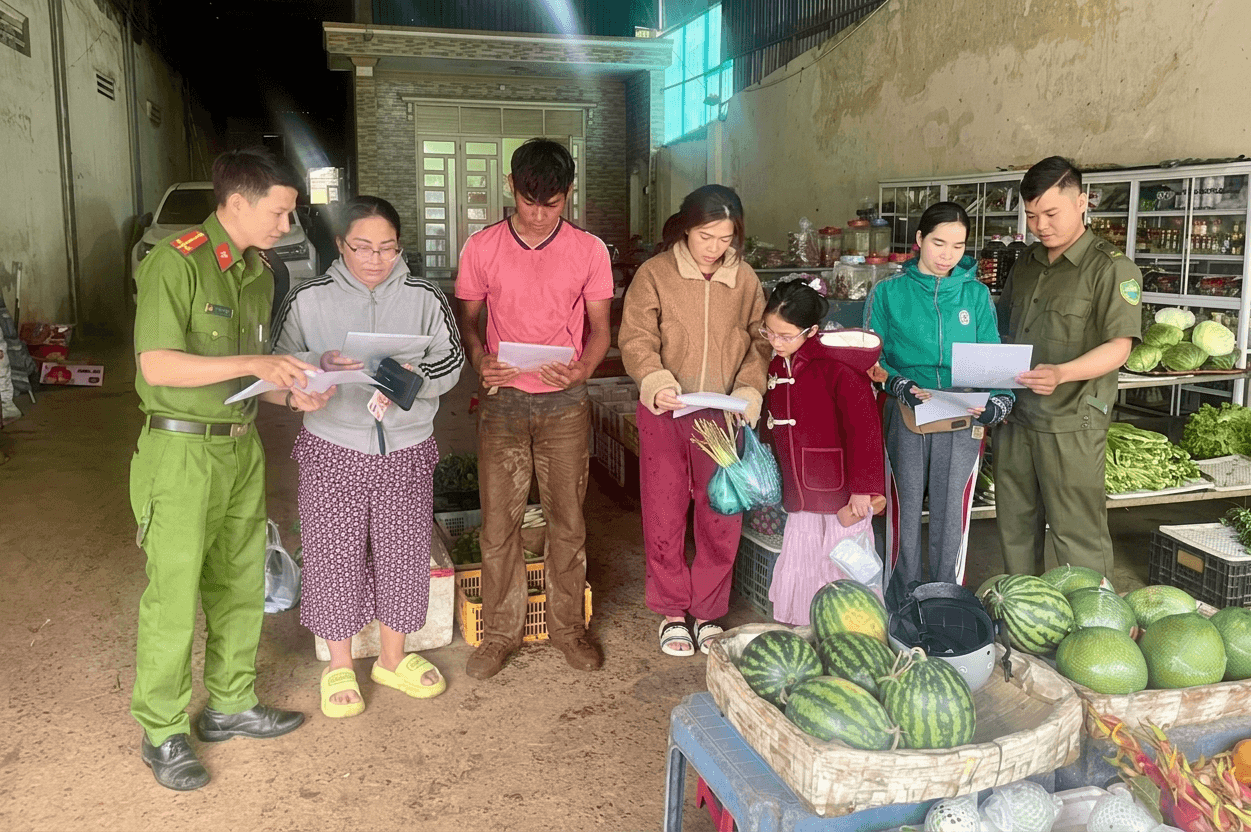 Công an xã Tà Đùng phổ biến phương thức thủ đoạn của tội phạm mua bán người cho người dân.