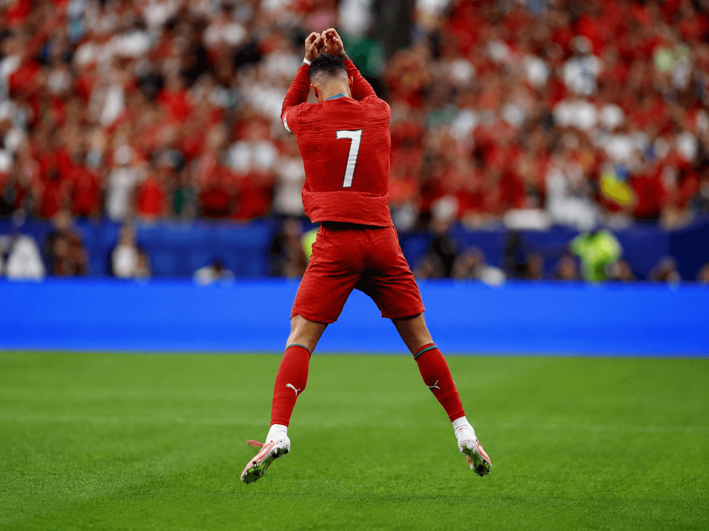 Màn ăn mừng SIUUUUUU quen thuộc của CR7
