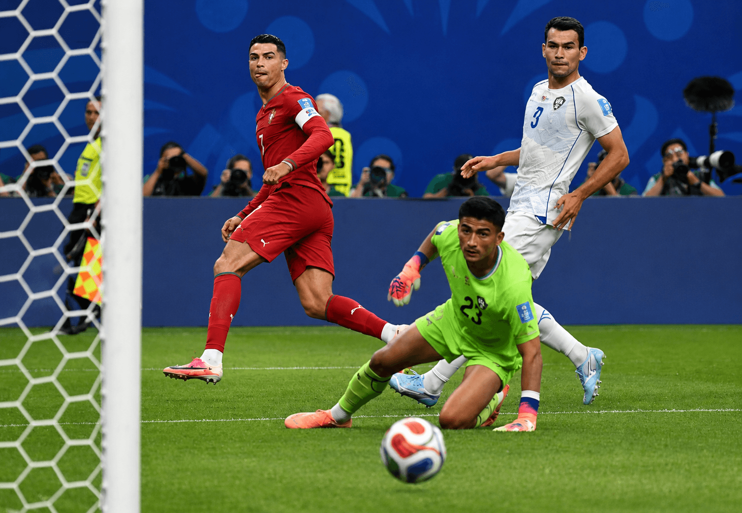 Ronaldo hoàn tất cú đúp, Bồ Đào Nha dẫn 3-0