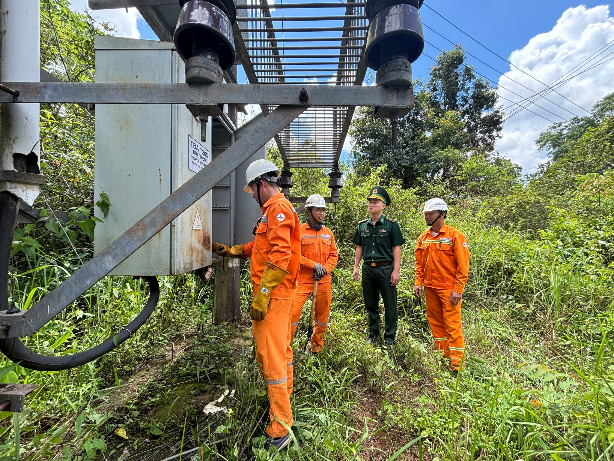 Trạm biến áp được lực lượng biên phòng và ngành điện kiểm tra thường xuyên
