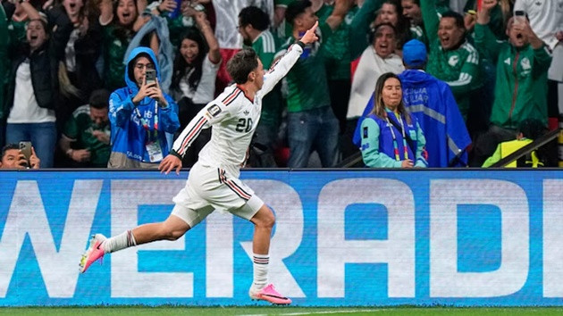 Mateo Chavez ăn mừng bàn thắng mở tỷ số cho Mexico.