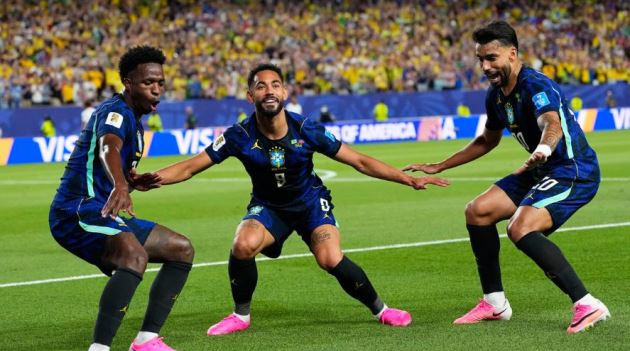 Các cầu thủ Brazil ăn mừng chiến thắng.