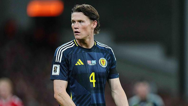 Scott McTominay bế tắc giữa vòng vây Brazil.