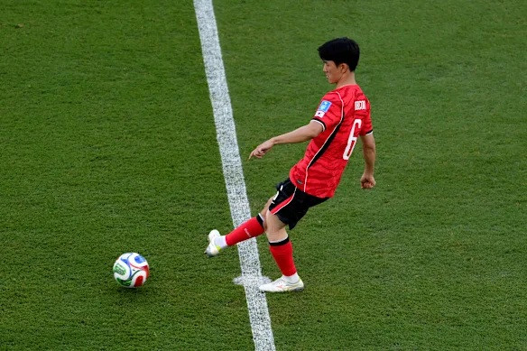 Tiền vệ trung tâm: Hwang In-beom – 6.4 điểm