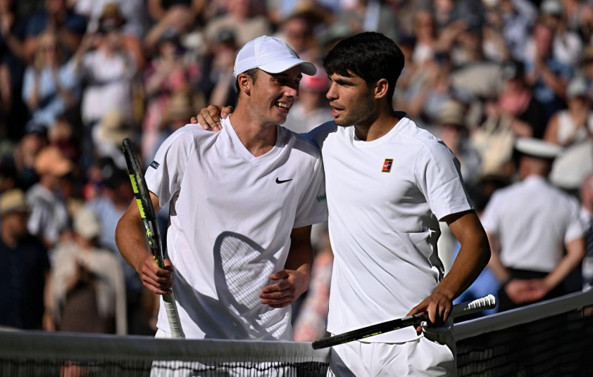 Oliver Tarvet và Carlos Alcaraz tại Wimbledon 2025