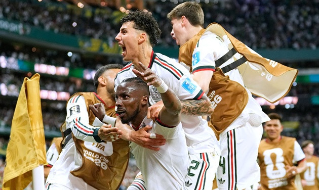 Nỗi thất vọng của các cầu thủ CH Séc sau trận thua Mexico.