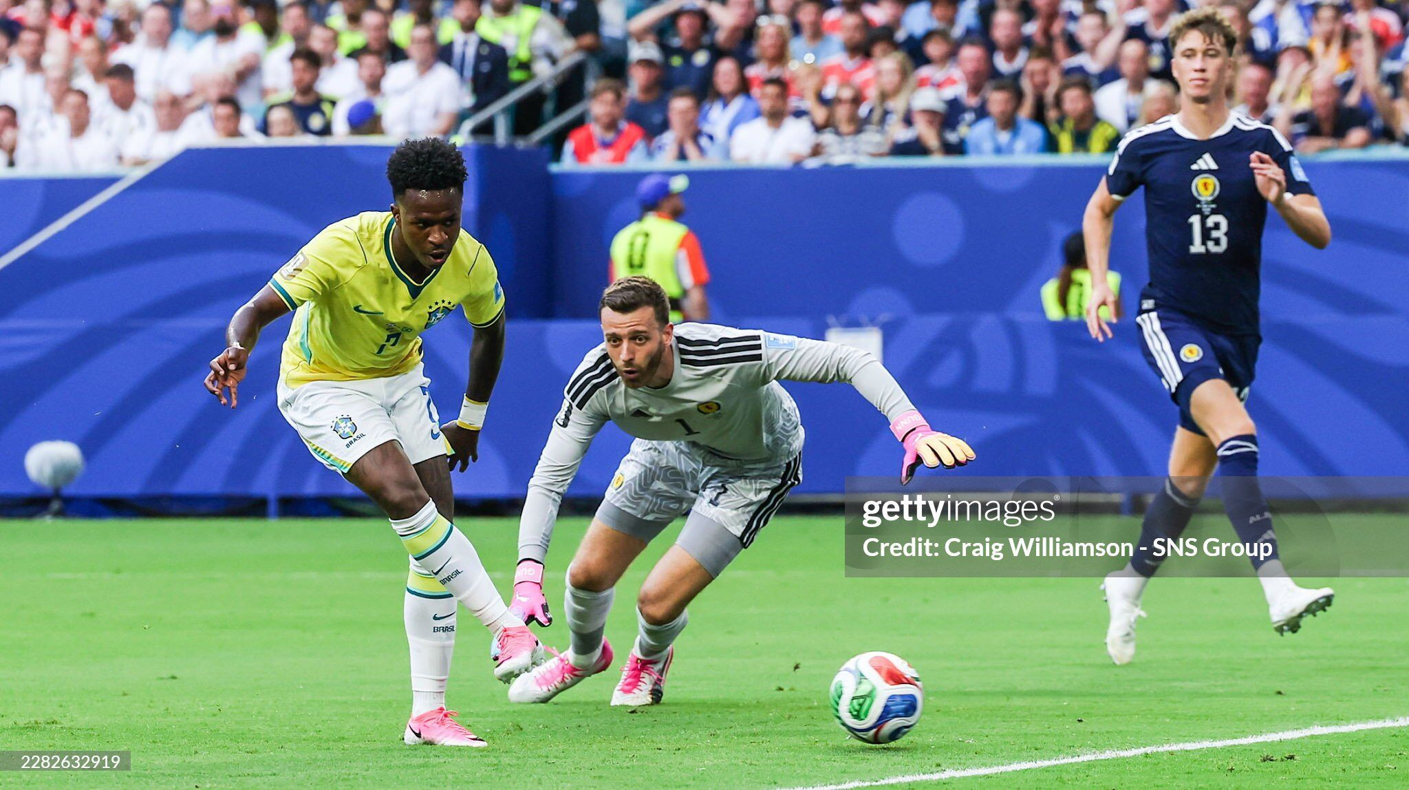 Vinicius tỏa sáng, giúp Brazil thắng đậm