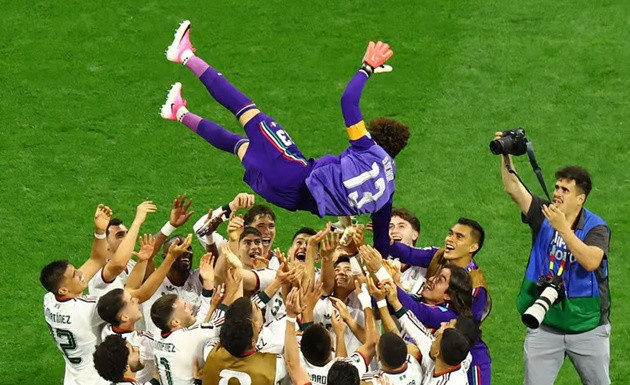 Ochoa được các đồng đội tri ân sau trận đấu.