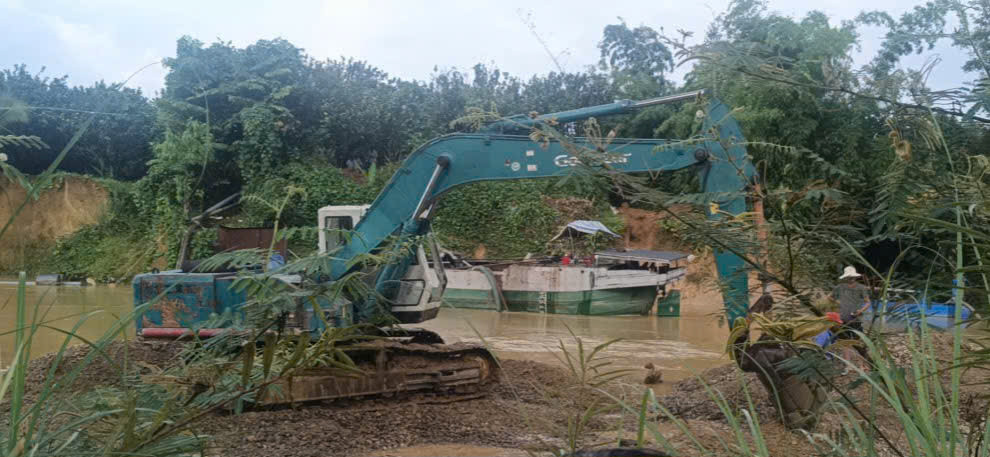 Máy múc sang tận bờ sông của thôn 19 xã Đạ Tẻh 2 để đào xới 