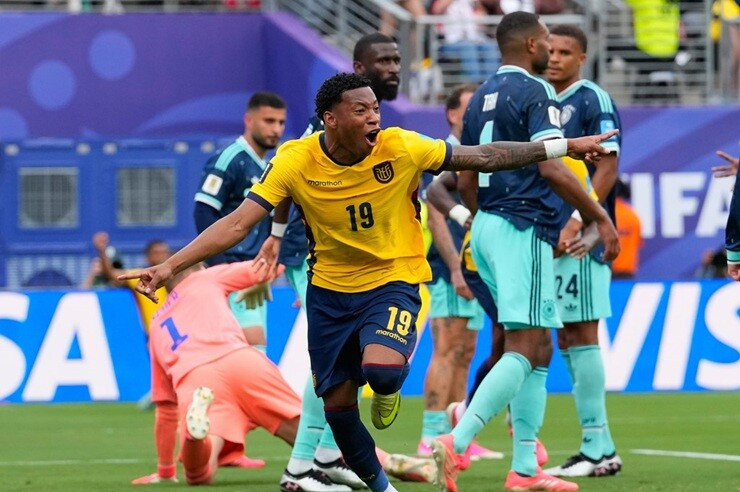 Ecuador gây sốc trước Đức để giành vé vào vòng 1/16 World Cup