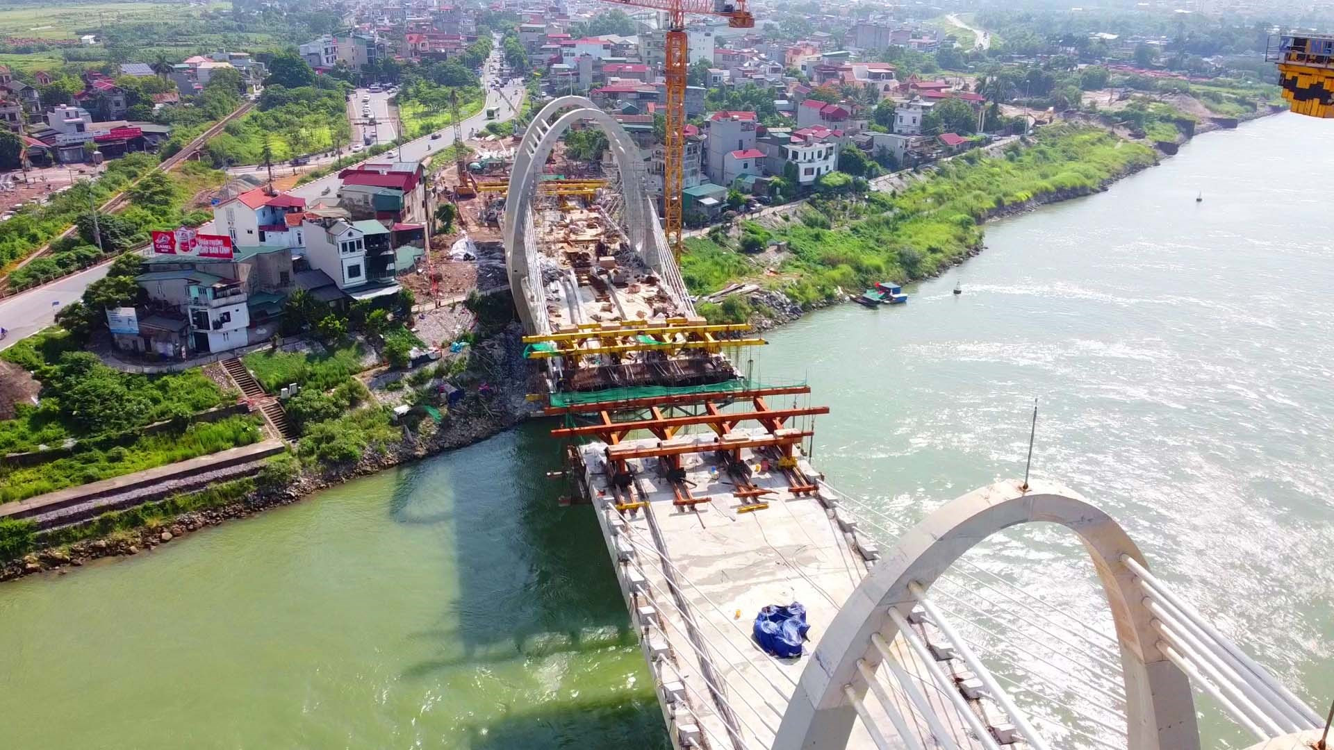Thi công đúc hẫng cân bằng dầm cầu Đuống mới