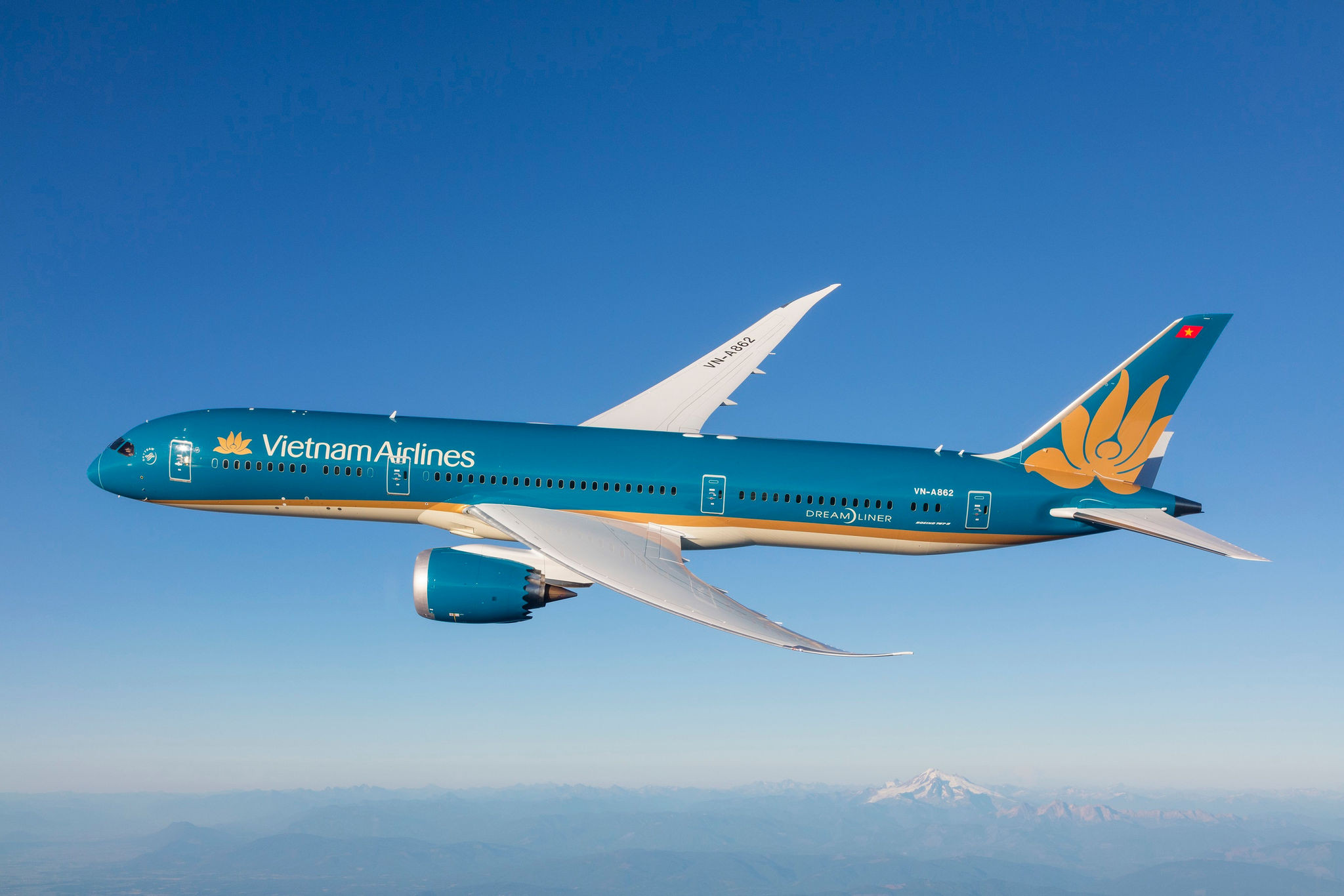 Máy bay Vietnam Airlines đang cất cánh, biểu trưng cho việc mở rộng mạng lưới bay quốc tế