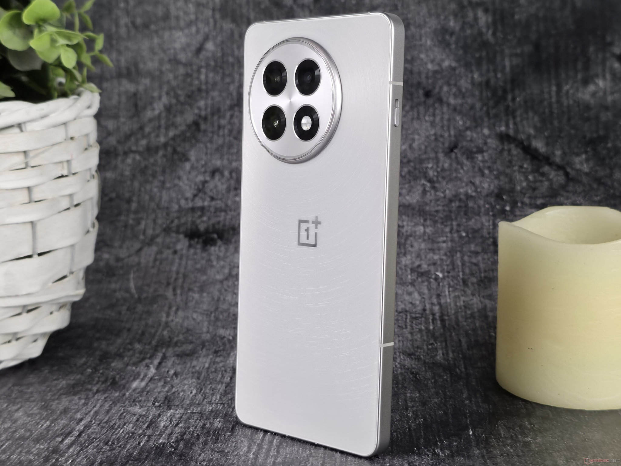 OnePlus 13R và OnePlus 12 nhận tính năng truyền âm thanh Bluetooth kép trong bản cập nhật mới nhất