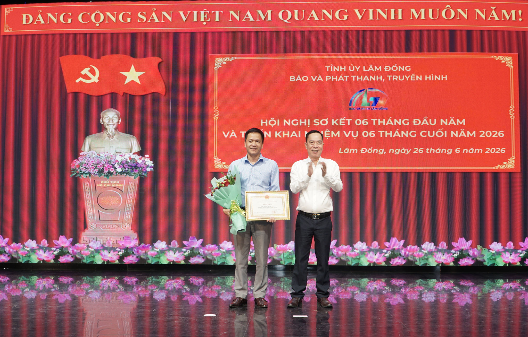 Thừa ủy quyền của Chủ tịch UBND tỉnh, đồng chí Lê Huy Toàn, Tỉnh ủy viên, Bí thư Đảng ủy, Giám đốc Báo và PTTH Lâm Đồng trao bằng khen của Chủ tịch UBND tỉnh cho đồng chí Nguyễn Hồng Hải, Phó Giám đốc Báo và PTTH Lâm Đồng