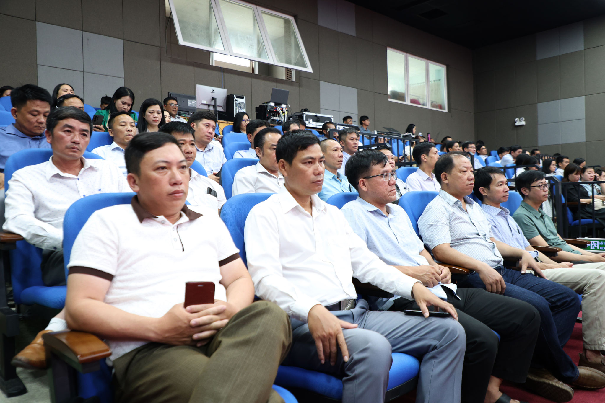 Các đại biểu tham dự hội nghị sơ kết của Đảng ủy Báo và Phát thanh, Truyền hình tỉnh Lâm Đồng