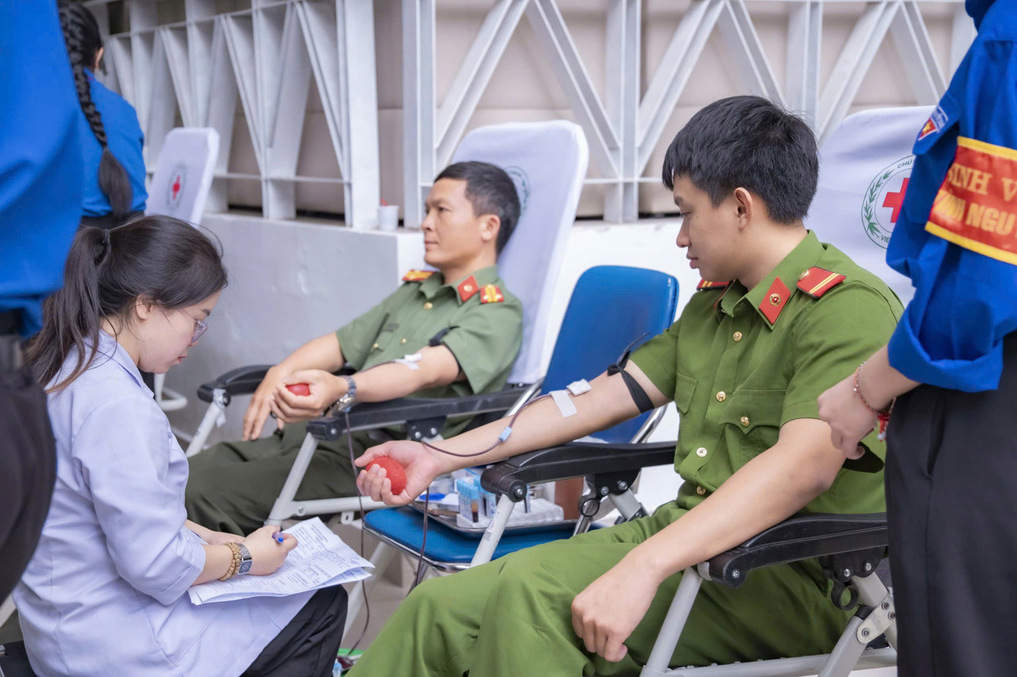 Soldati e studenti partecipano alla donazione di sangue nell'ambito della Giornata della Protezione della Sicurezza Nazionale, tenutasi presso l'Università di Da Lat nel 2026 - Foto di Le Tien.