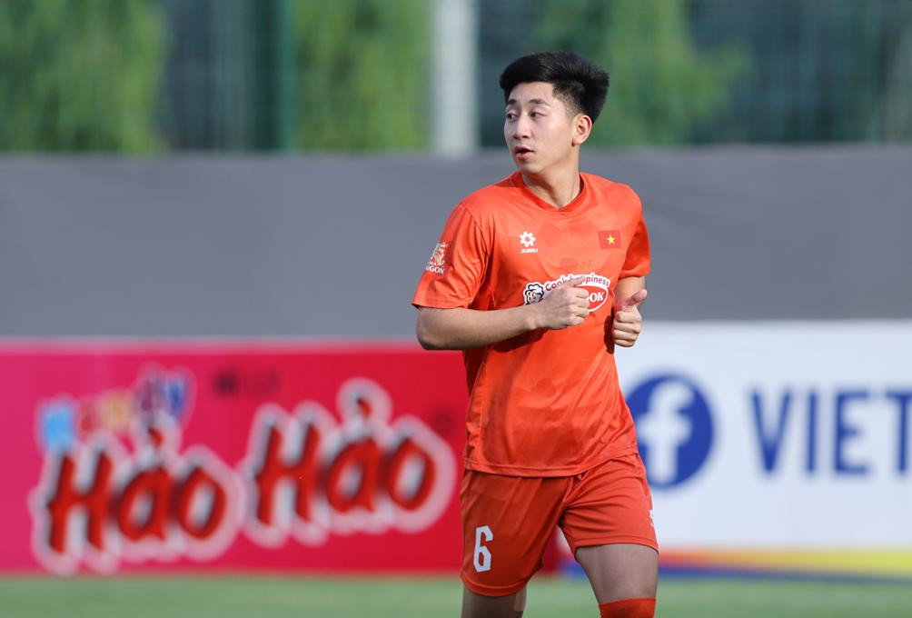 Trung vệ Nguyễn Nhật Minh tập luyện cùng Đội tuyển Việt Nam chuẩn bị cho AFF Cup 2026.