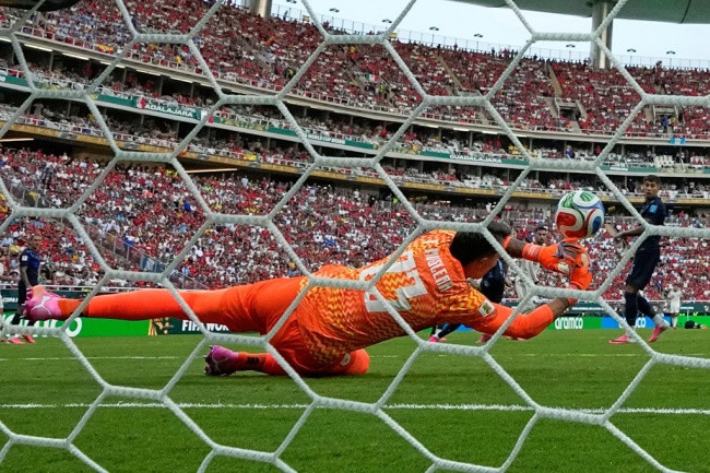 Thủ thành Fernando Muslera mắc sai lầm dẫn đến bàn thua duy nhất của Uruguay.