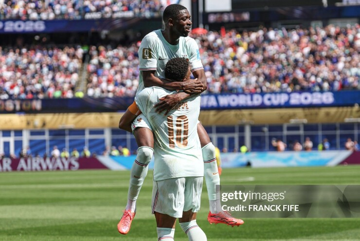 Dembele tỏa sáng rực rỡ trong hiệp một