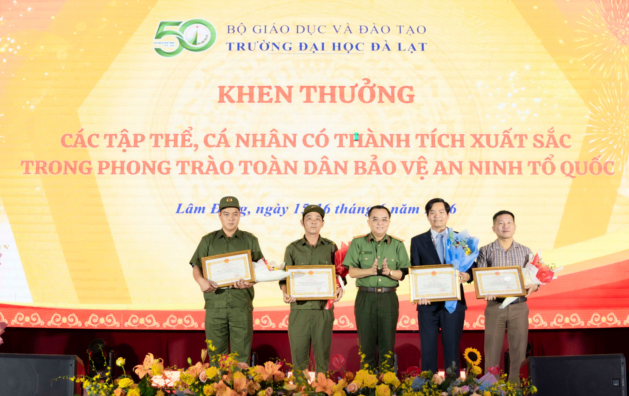 Il colonnello Huynh Ngoc Liem, vicedirettore della polizia provinciale di Lam Dong, consegna attestati di encomio da parte del presidente del Comitato popolare provinciale di Lam Dong a due collettivi e due individui per i loro eccezionali risultati nel movimento nazionale per la protezione della sicurezza nazionale - Foto di Le Tien.