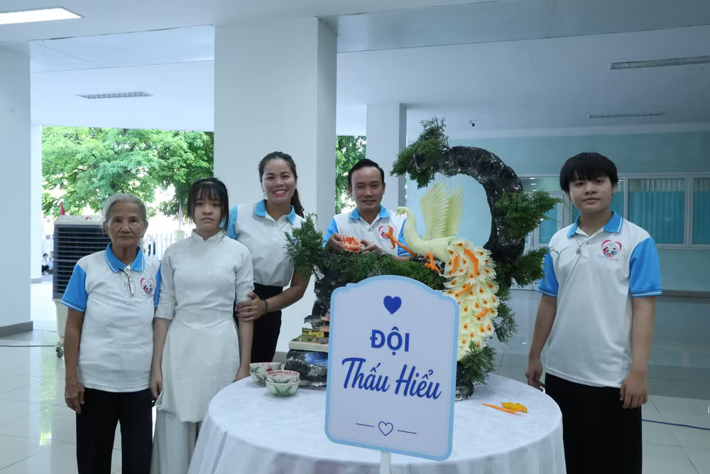 mot-gia-dinh-tham-gia-hoi-thi-nau-an-tai-buoi-le.jpg