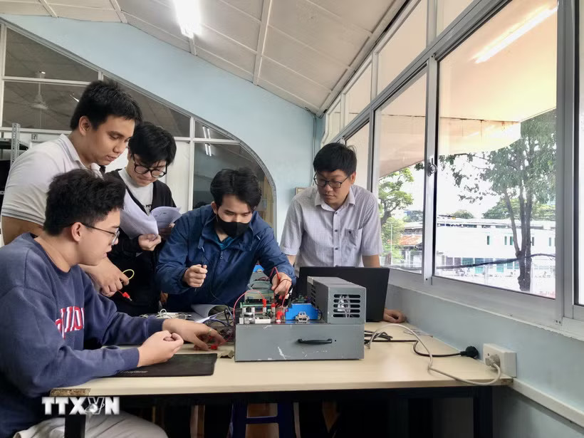 Sinh viên Trường Đại học Bách Khoa-Đại học Quốc gia Thành phố Hồ Chí Minh thực hành ứng dụng công nghệ cao. (Ảnh: Mỹ Phương/TTXVN)