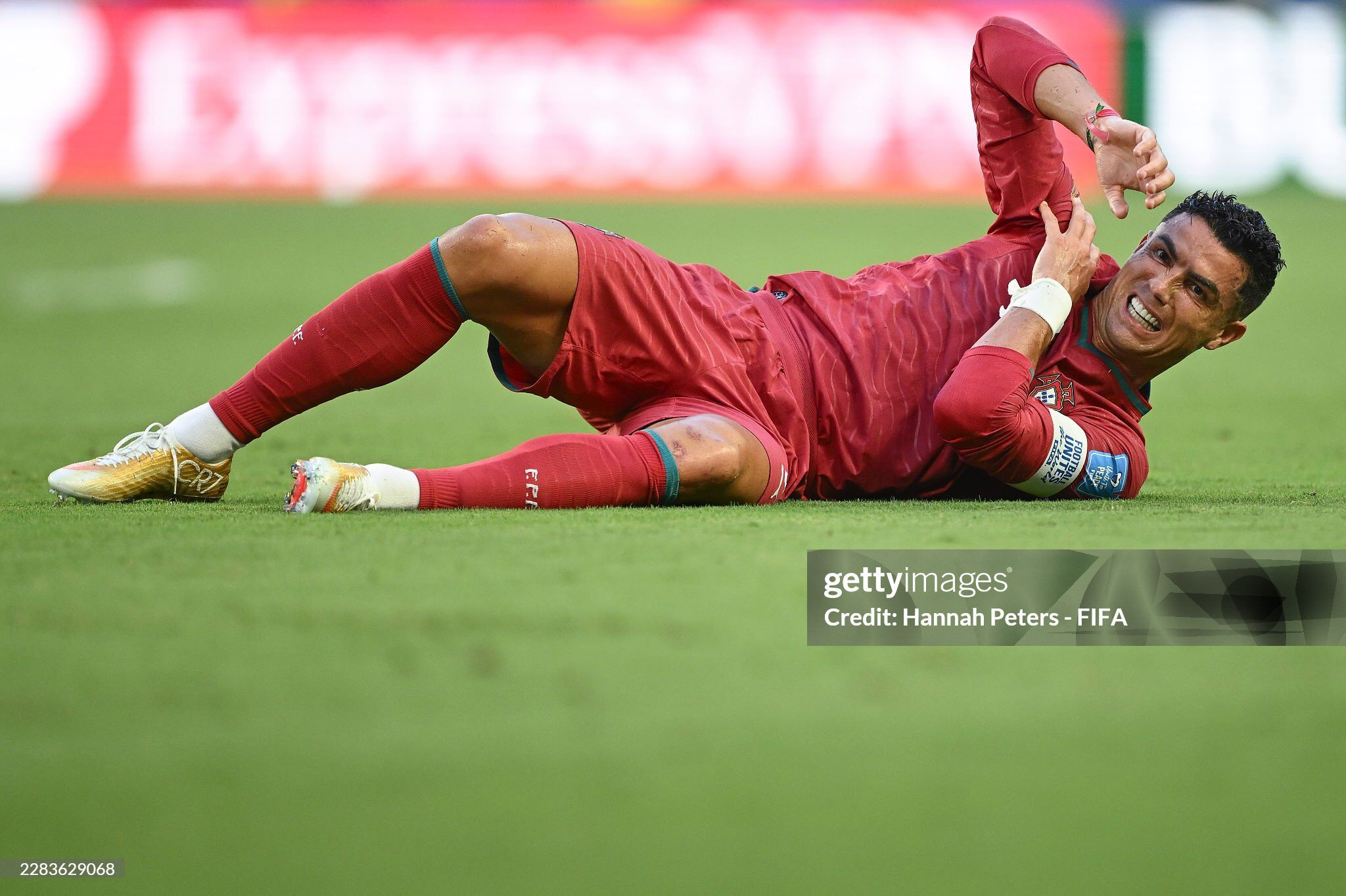 Cristiano Ronaldo ôm vai đau đớn sau pha va chạm đầu trận đấu với Colombia