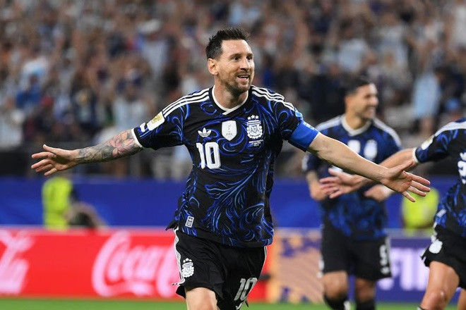 Lionel Messi ngồi trên băng ghế dự bị trong hiệp một trận gặp Jordan tại World Cup 2026.