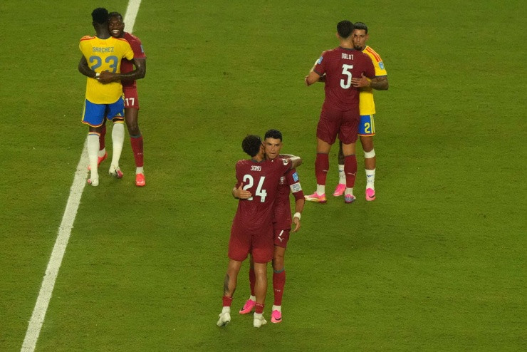 Hành trình chông gai chờ đón Ronaldo và các đồng đội. Ảnh: AP.
