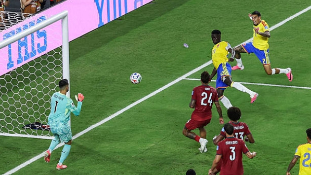 Bàn thắng không được công nhận của Davinson Sanchez.