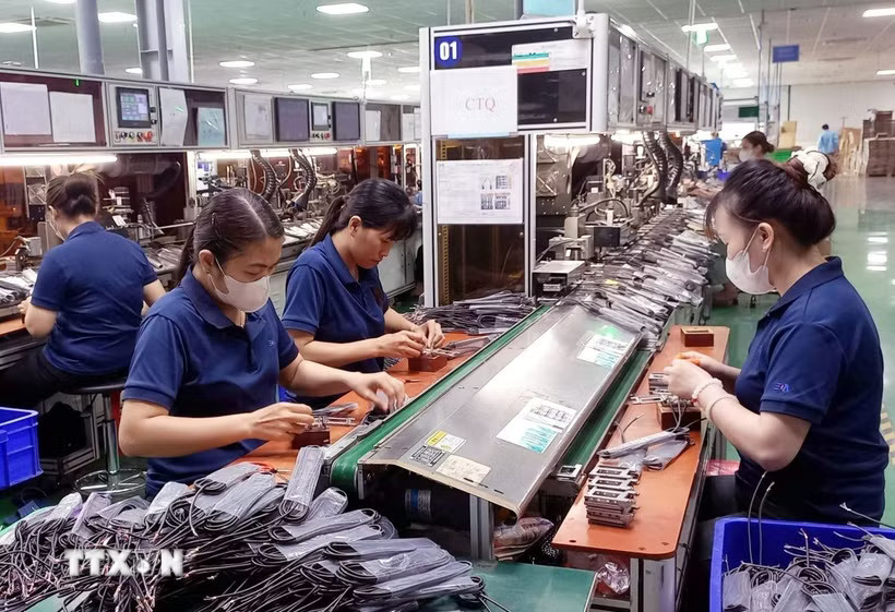 Ngành sản xuất sản phẩm điện tử, máy vi tính và sản phẩm quang học tiếp tục là lĩnh vực tạo ra giá trị sản xuất lớn. (Ảnh: Nguyễn Chinh/TTXVN)