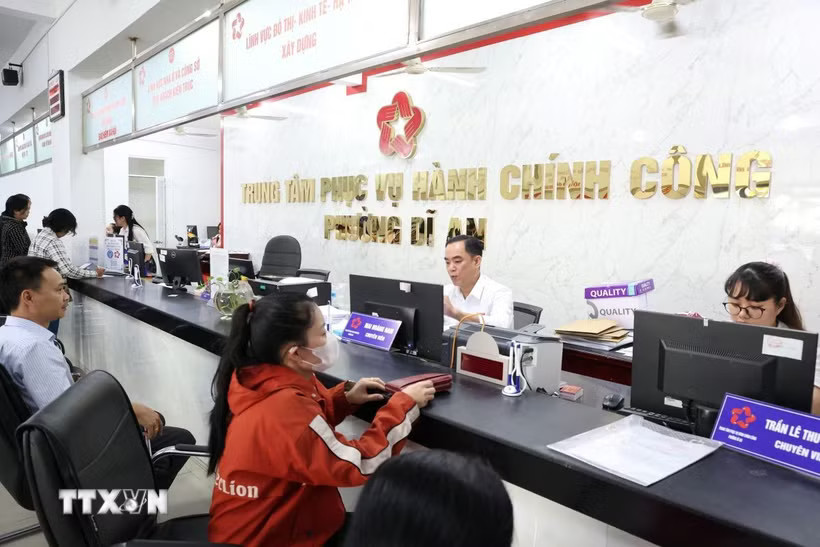 Người dân đến giao dịch tại Trung tâm phục vụ Hành chính công phường Dĩ An, Thành phố Hồ Chí Minh. (Ảnh: Hồng Đạt/TTXVN)