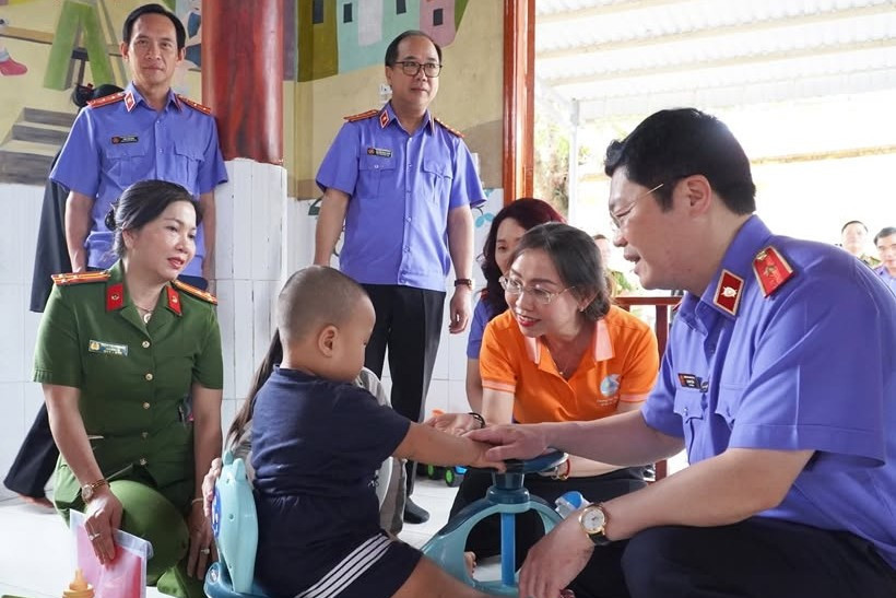 The Lam Dong Women's Union and Thu Duc Prison organized a series of activities to mark International Children's Day 2026